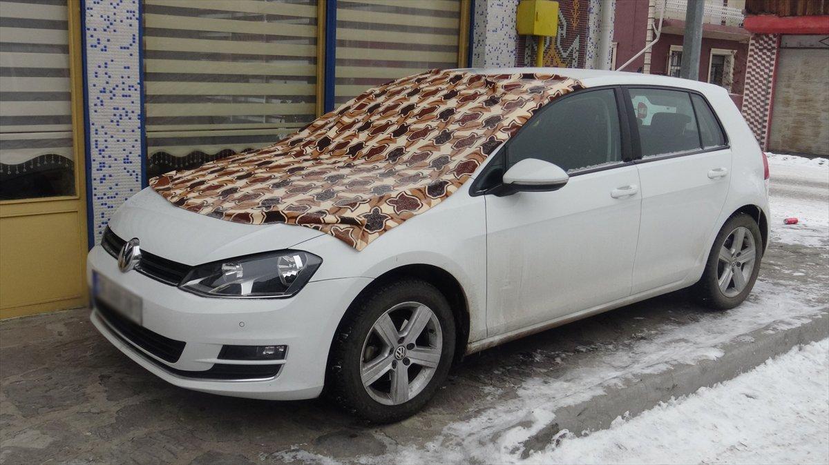 Kars'ta araçlar, soğuk havaya karşı battaniyelerle kaplandı