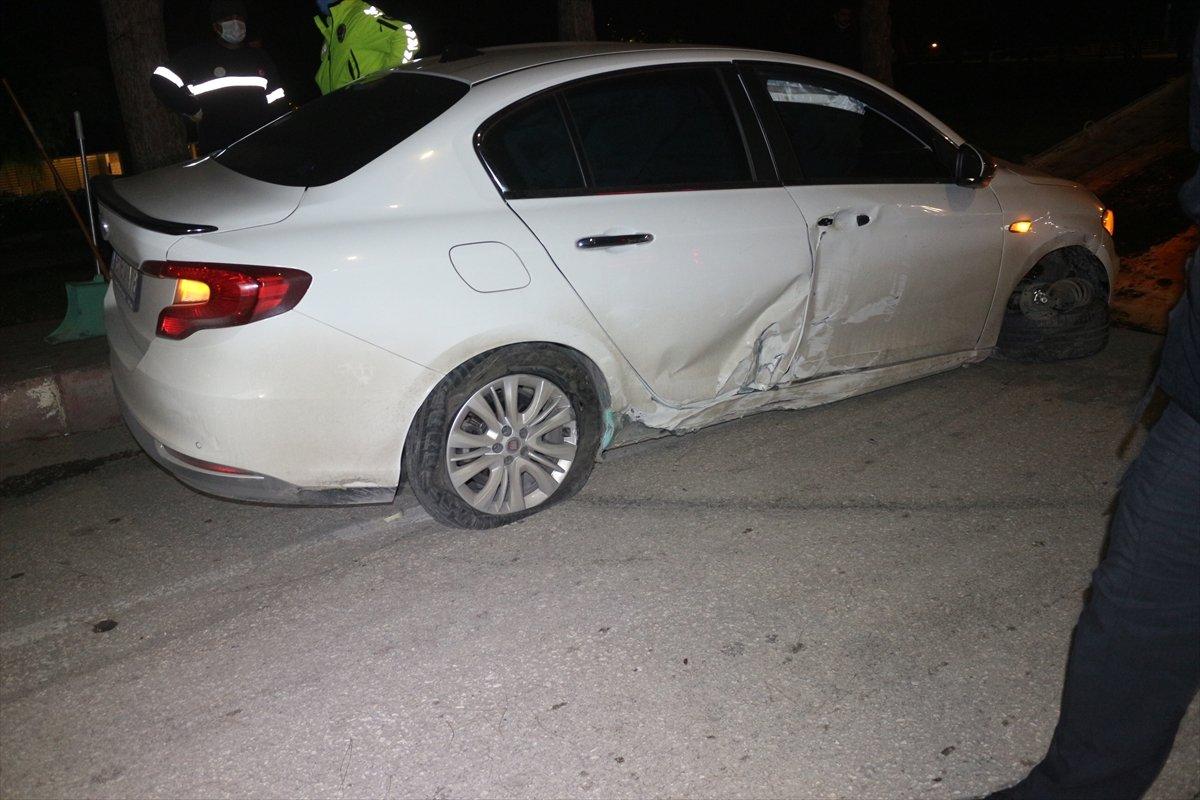 Adana'da polisten kaçmaya çalışan alkollü sürücü kaza yaptı