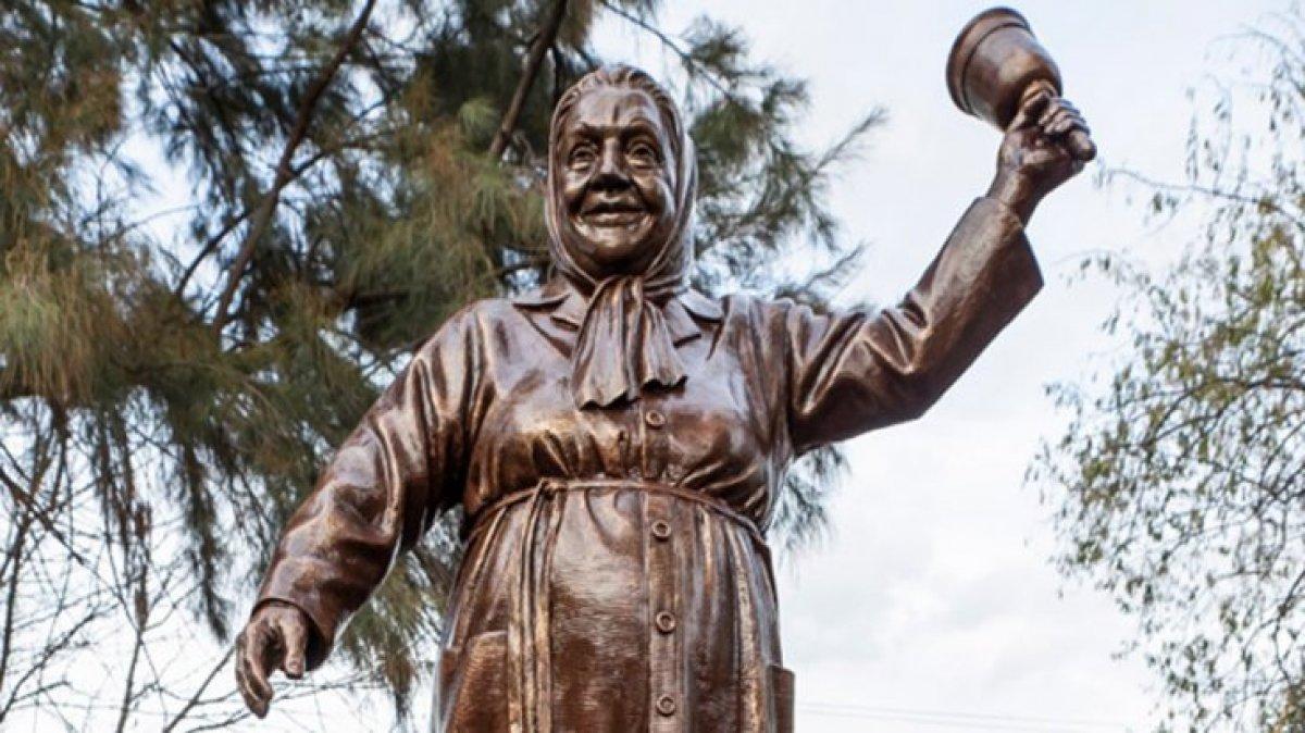 CHP'den İzmir'e Adile Naşit heykeli