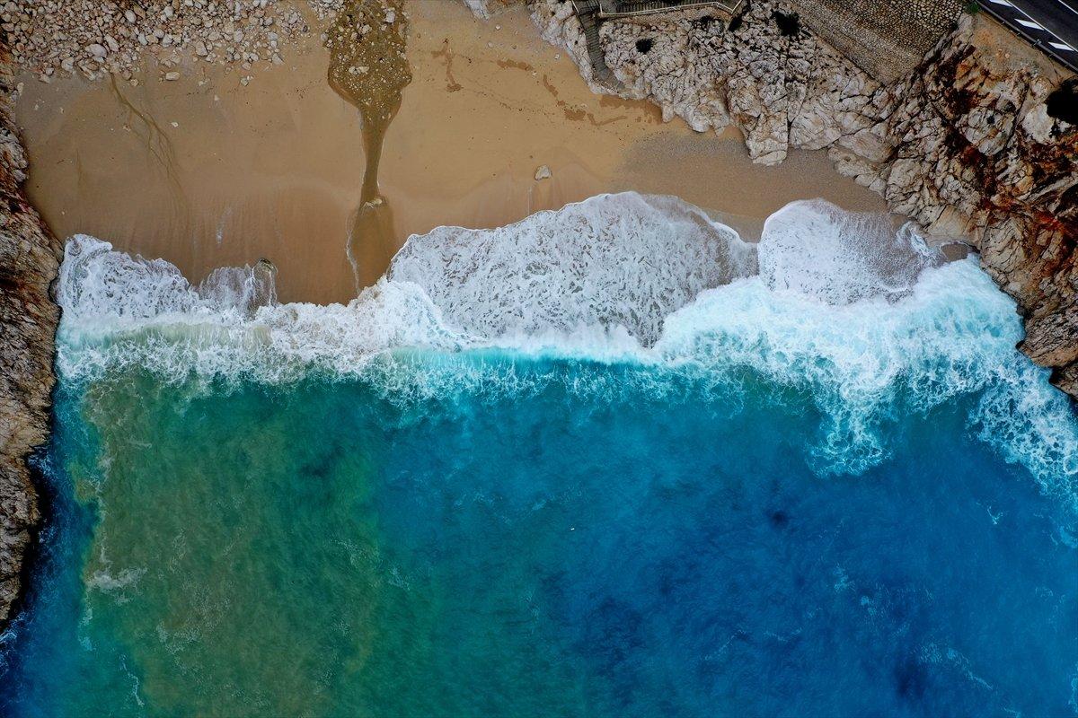 Kaputaş Plajı'nda denizin rengi turkuaza dönüştü