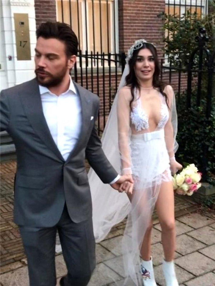 Sinan Akçıl, Burcu Kıratlı'yı takip ediyor