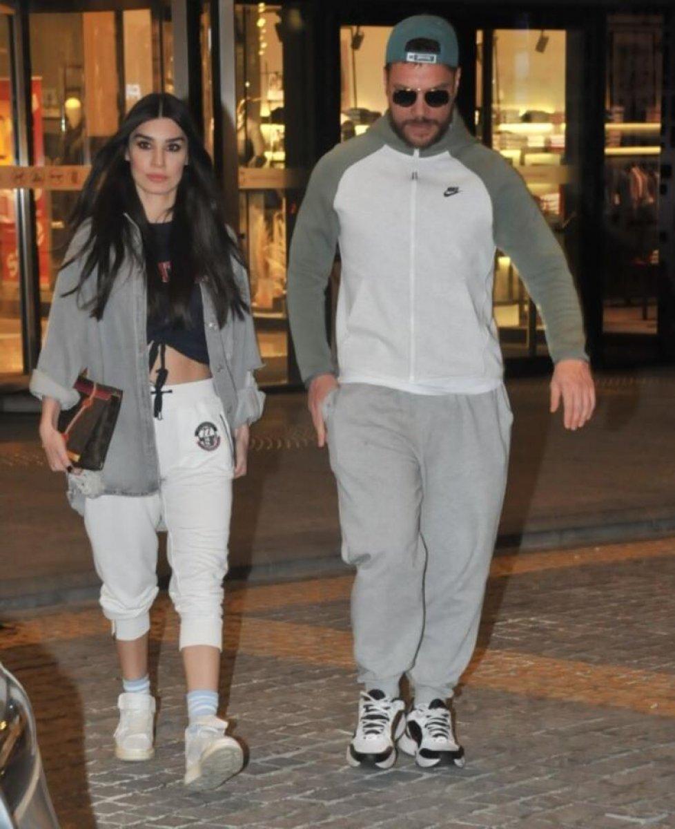 Sinan Akçıl, Burcu Kıratlı'yı takip ediyor