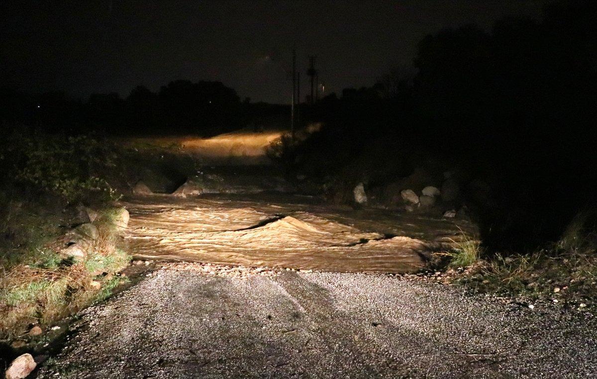 İzmir'de sele kapılan 5 kişiden ikisi kayboldu
