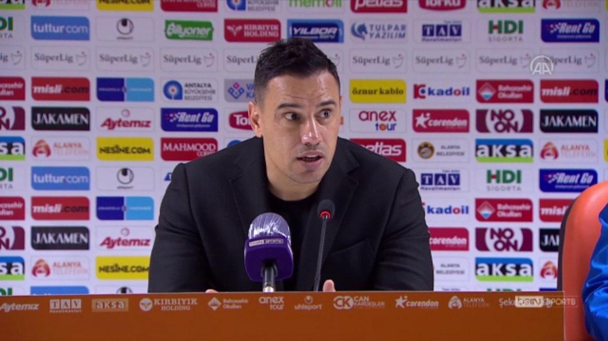 Çağdaş Atan, soru sormayan gazetecilere sinirlendi