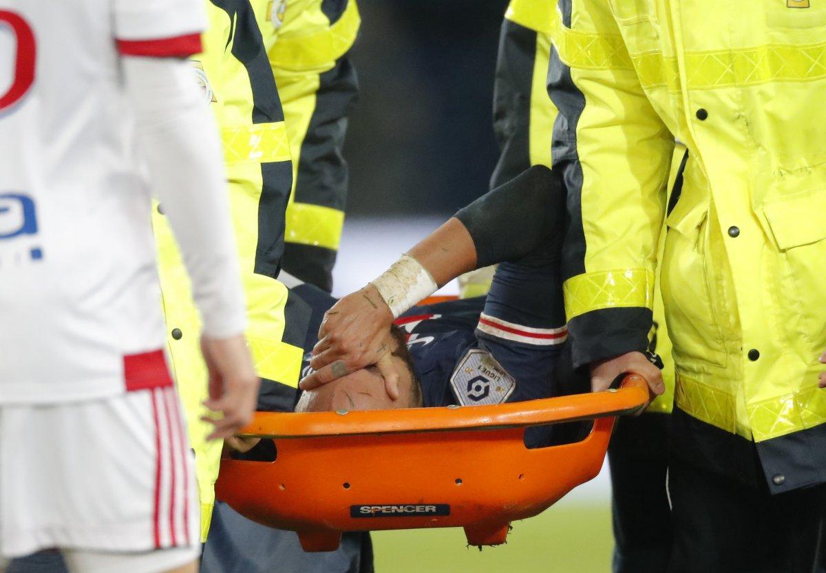 Lyon maçında sakatlanan Neymar ağladı