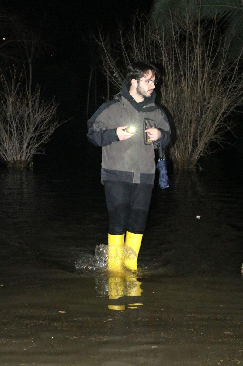 İzmir’de araçlar suyun altında kaldı