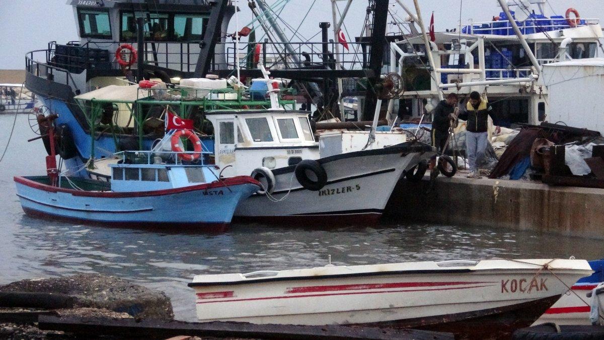 Mersin'de balıkçıların fırtına nöbeti