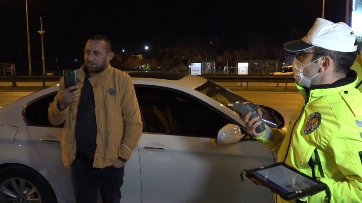 Bursa'da alkolmetreyi üflememek için dakikalarca polisi uğraştırdı
