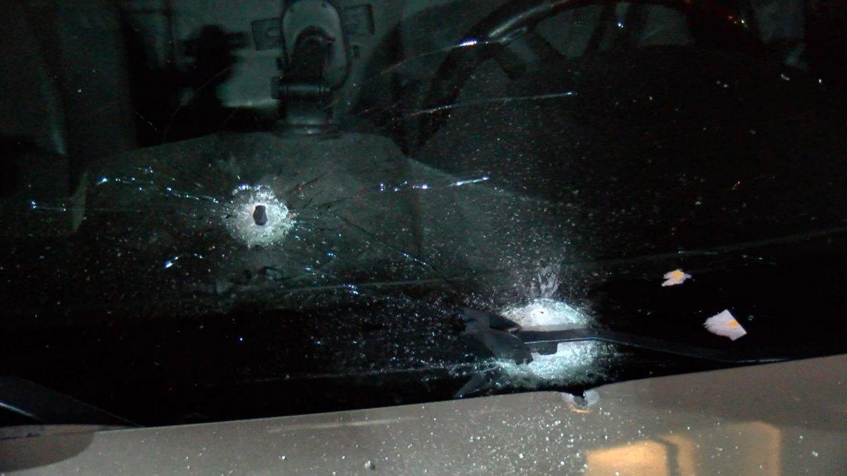 Bahçelievler'de park halindeki iki lüks araç kurşunlandı