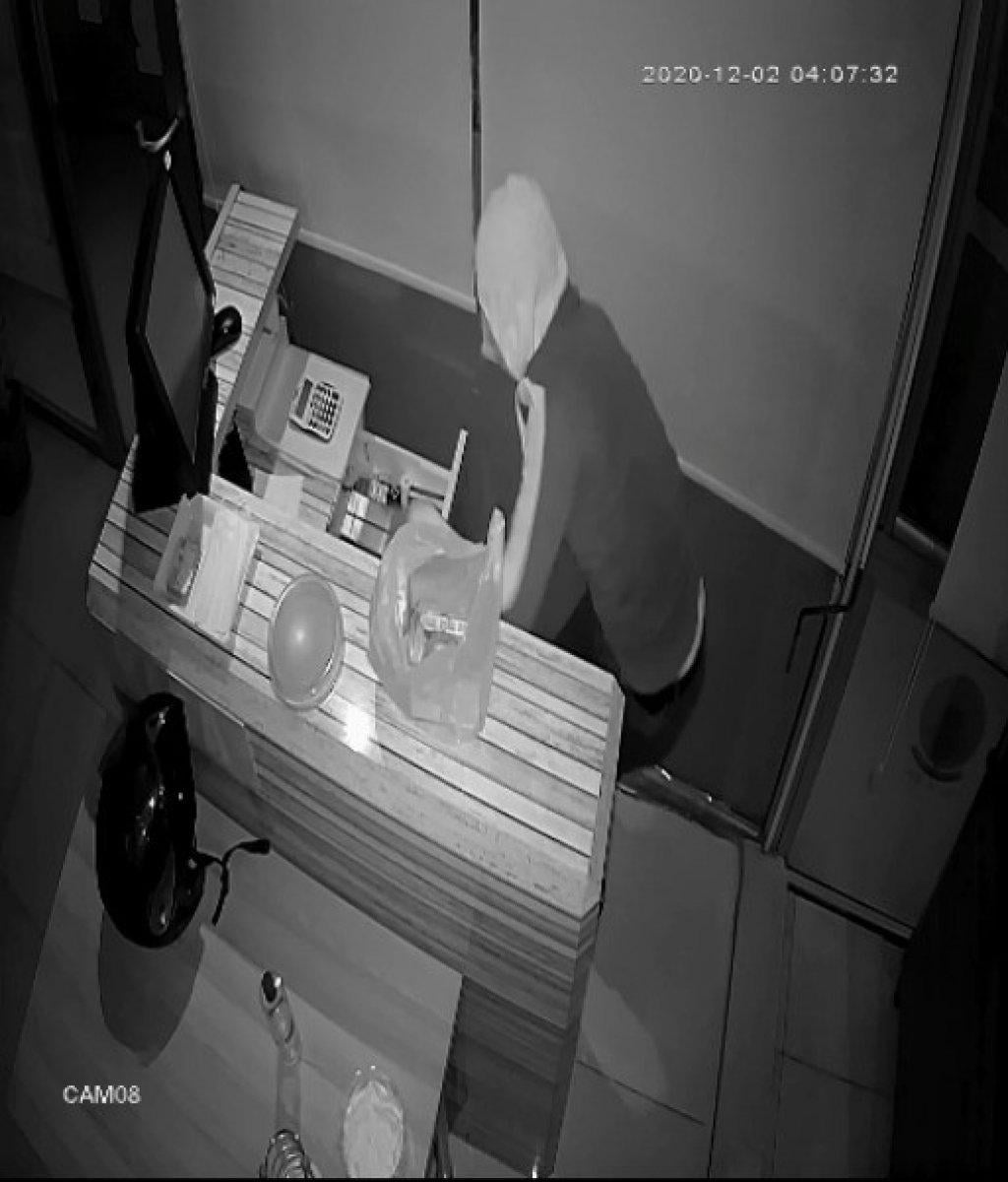 Bursa’da ağzı kuruyan hırsız süs havuzundan su içti, sonra çaldı