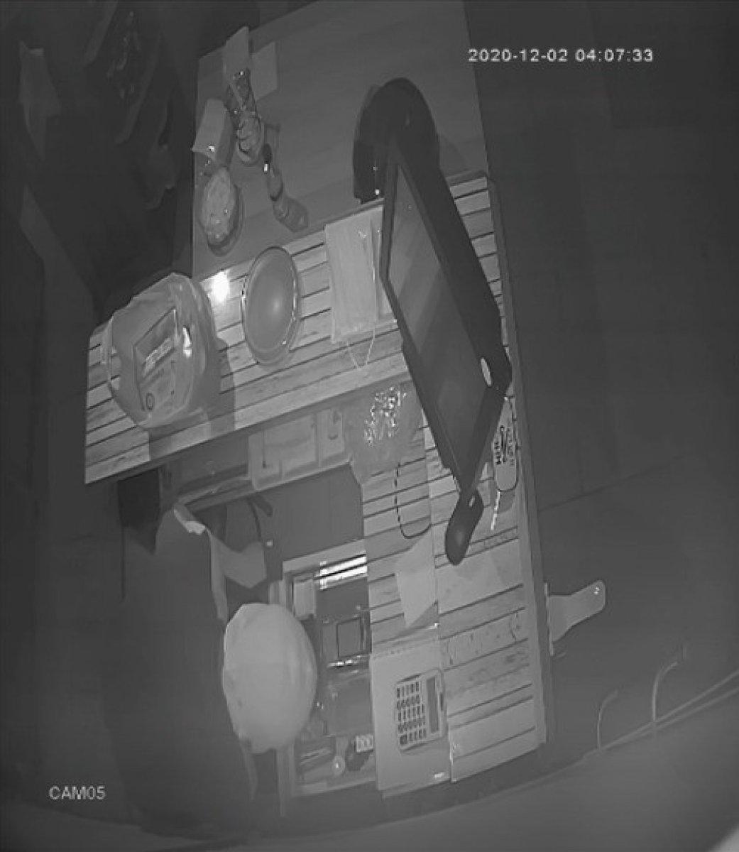 Bursa’da ağzı kuruyan hırsız süs havuzundan su içti, sonra çaldı