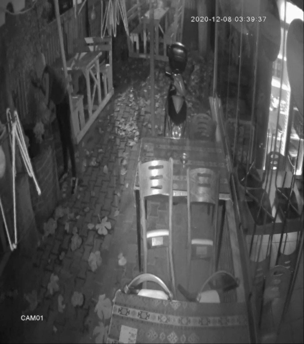 Bursa’da ağzı kuruyan hırsız süs havuzundan su içti, sonra çaldı