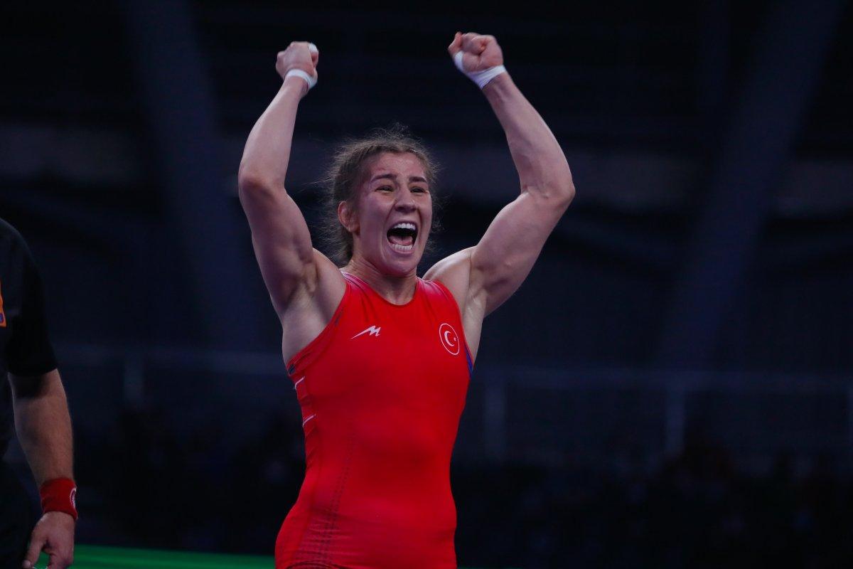 Milli güreşçi Buse Tosun Dünya Kupası'nda gümüş madalya kazandı