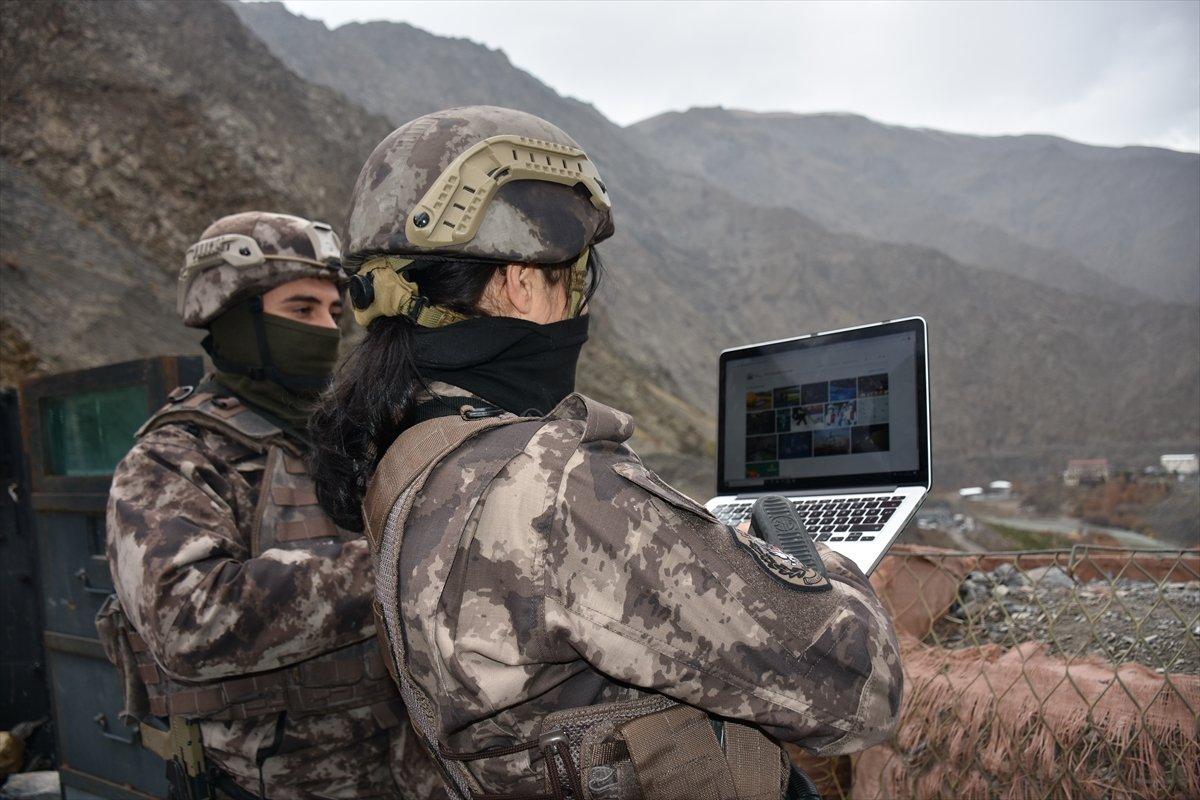Hakkari'de Özel Harekat polisleri AA’daki ‘Yılın Fotoğrafları’nı oyladı