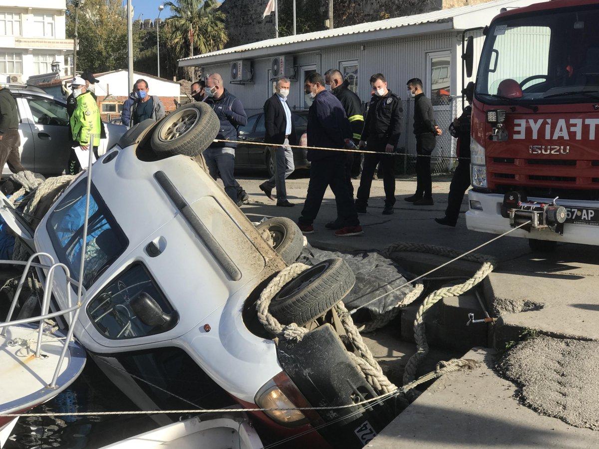 Sinop'ta kontrolü kaybeden sürücü kıyıdaki kayığa çarptı