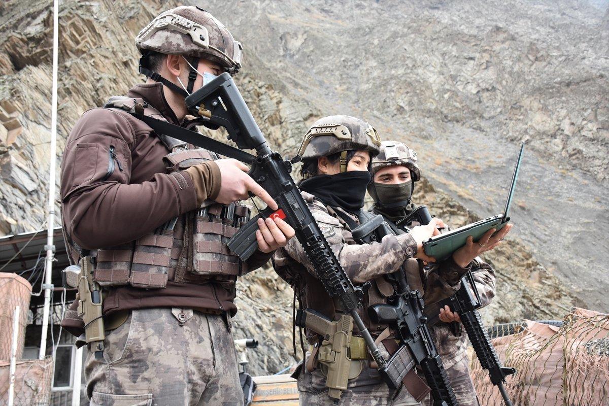 Hakkari'de Özel Harekat polisleri AA’daki ‘Yılın Fotoğrafları’nı oyladı