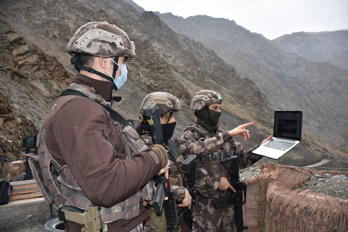 Hakkari'de Özel Harekat polisleri AA’daki ‘Yılın Fotoğrafları’nı oyladı