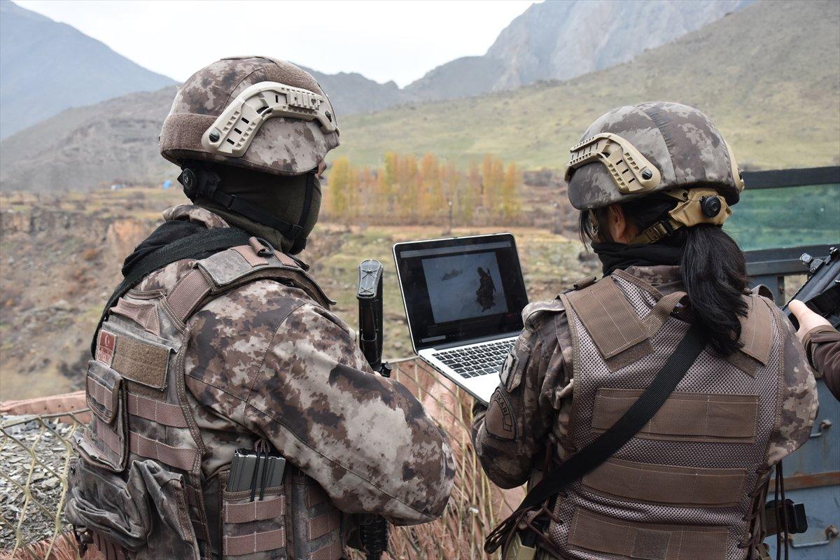 Hakkari'de Özel Harekat polisleri AA’daki ‘Yılın Fotoğrafları’nı oyladı