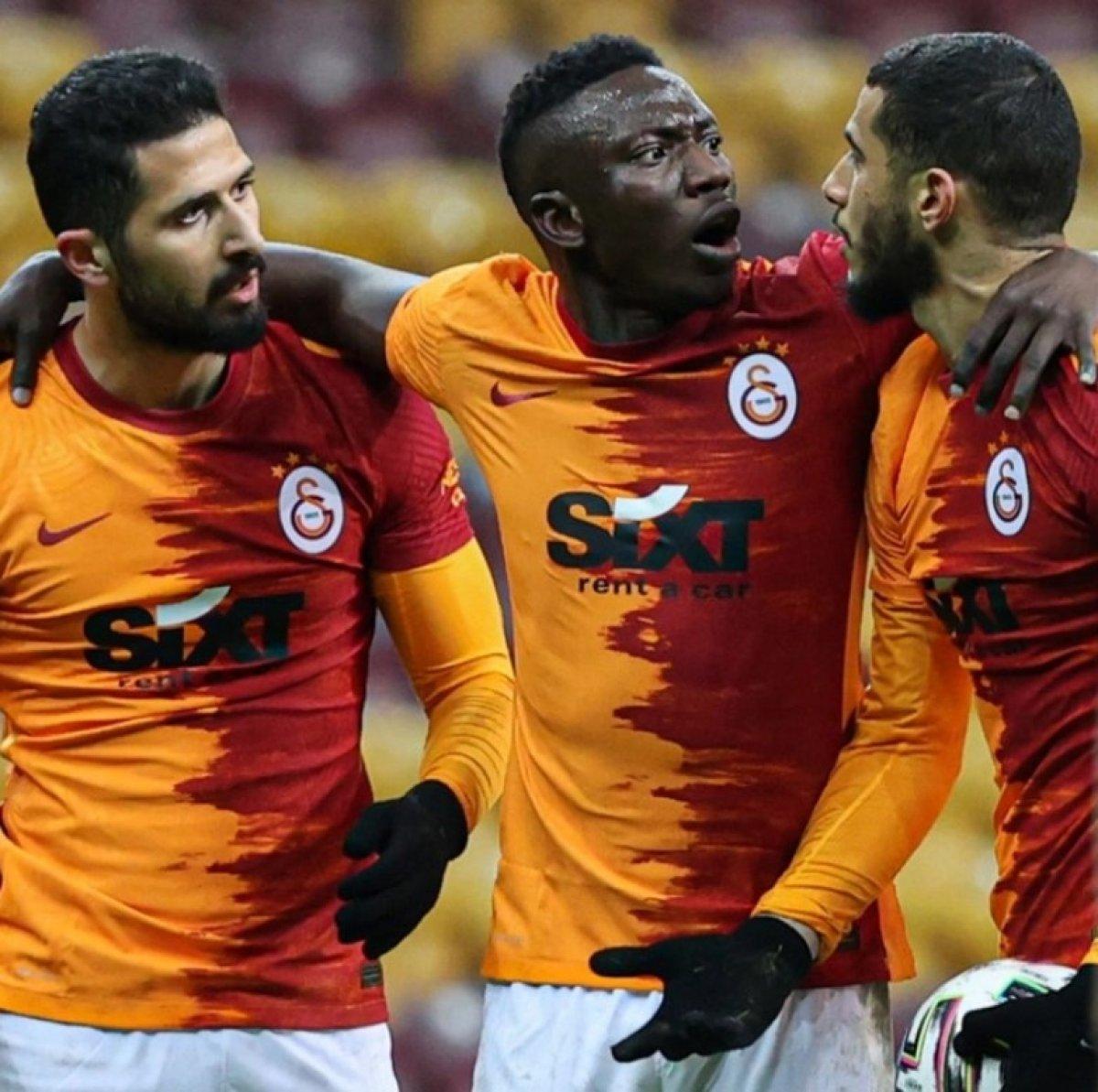 Belhanda topu Emre Akbaba'nın elinden aldı