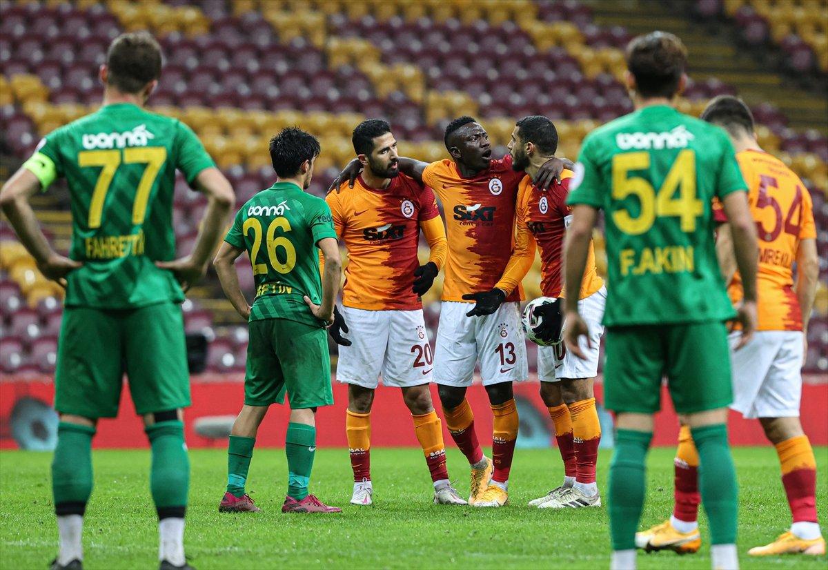 Belhanda topu Emre Akbaba'nın elinden aldı
