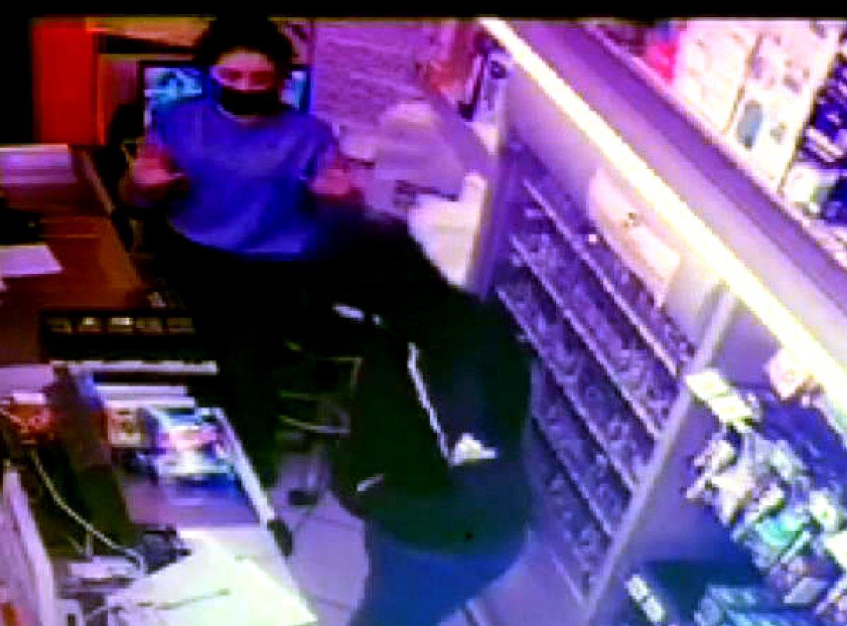 Avcılar'da silahlı market soygunu kamerada
