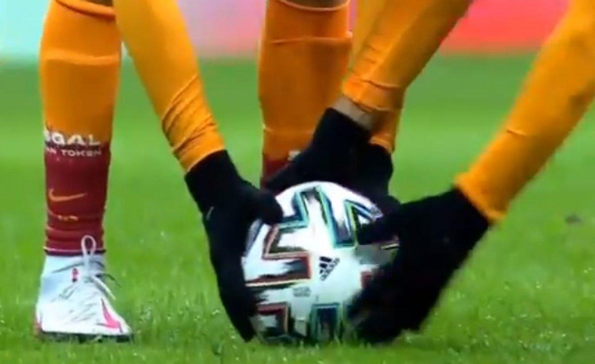 Belhanda topu Emre Akbaba'nın elinden aldı