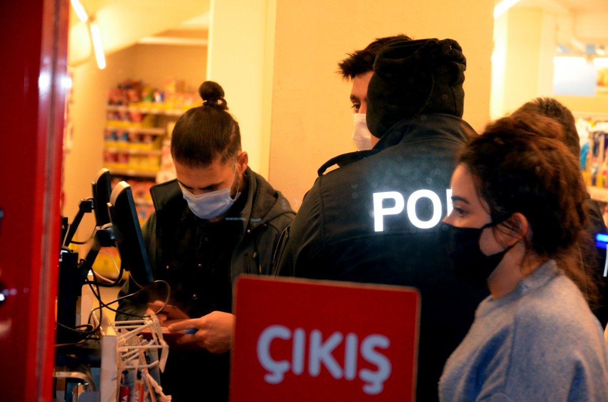 Avcılar'da silahlı market soygunu kamerada