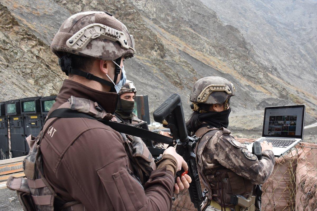 Hakkari'de Özel Harekat polisleri AA’daki ‘Yılın Fotoğrafları’nı oyladı