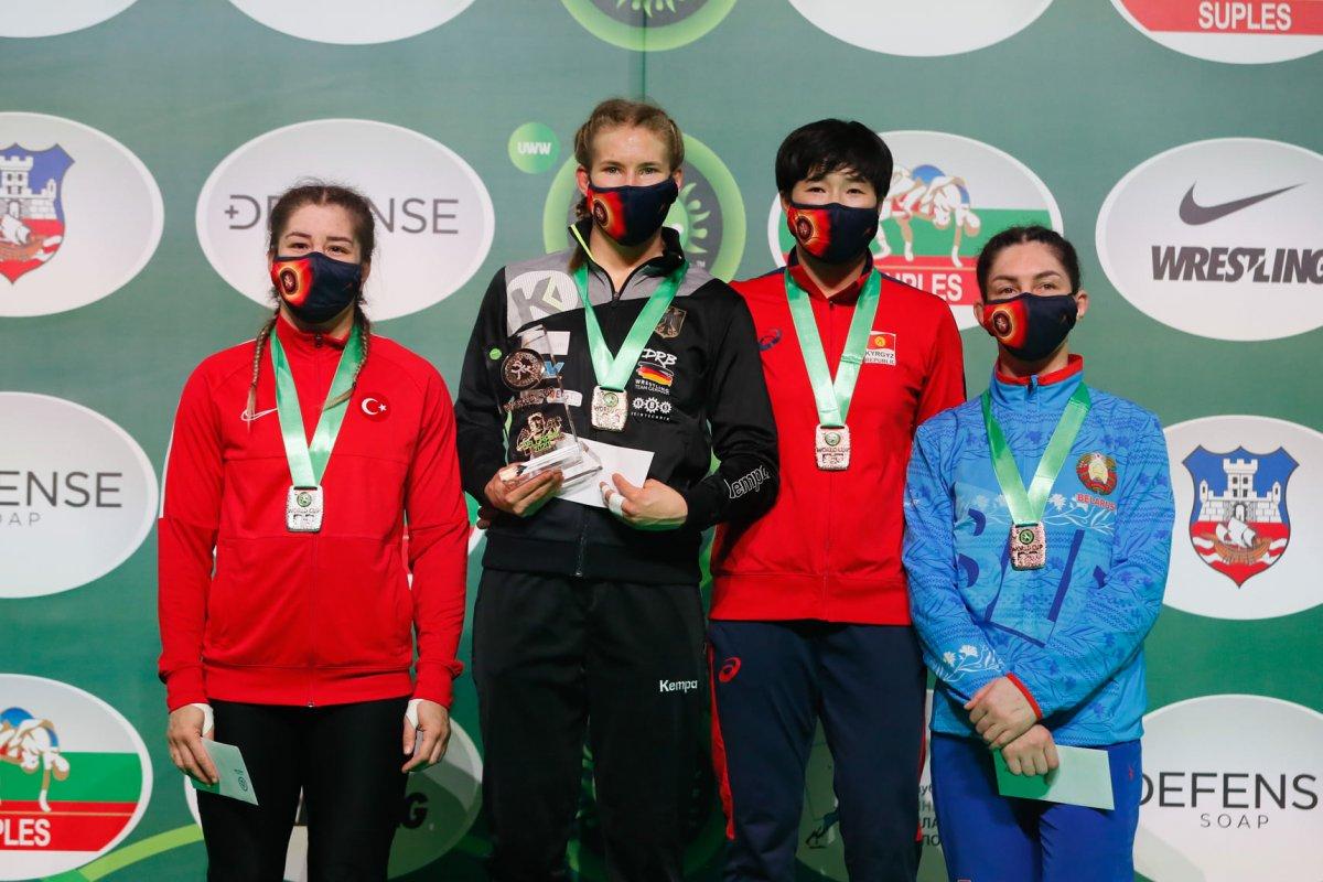 Milli güreşçi Yasemin Adar, Dünya Kupası'nda ikinci oldu