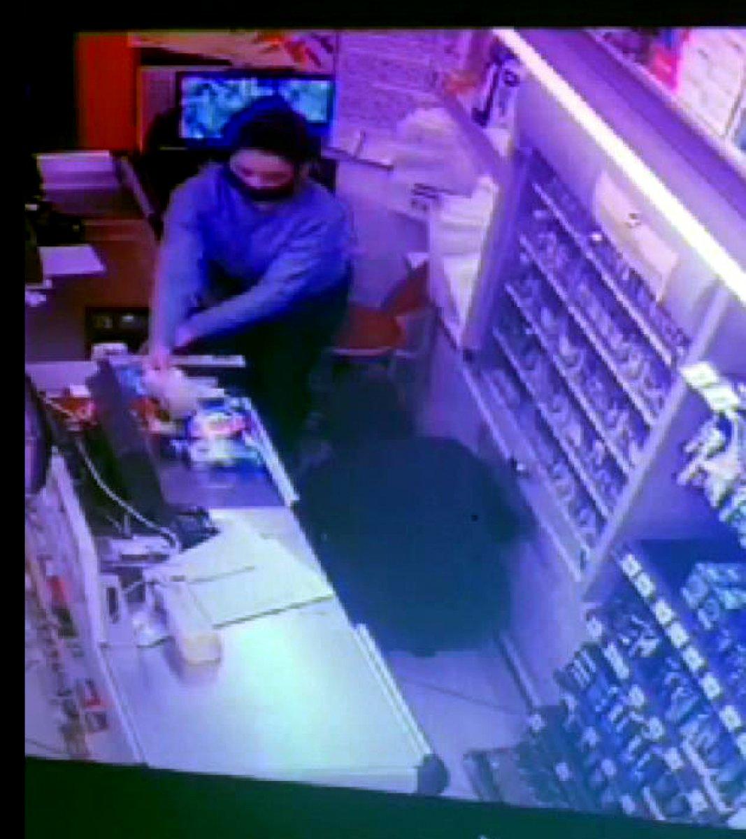 Avcılar'da silahlı market soygunu kamerada