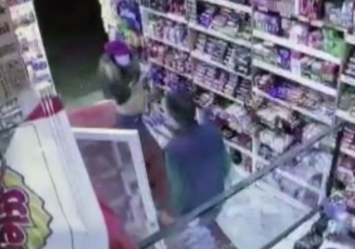 Esenler’de hırsız kadın büfe sahibini soydu, kendisi de soyundu