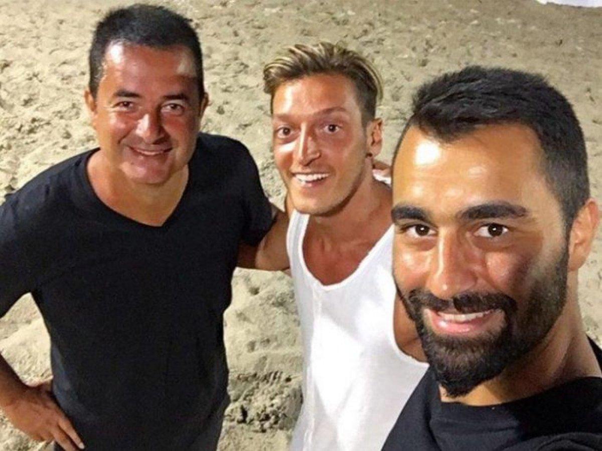 Emre Belözoğlu ile Acun Ilıcalı, Mesut Özil'le görüştü