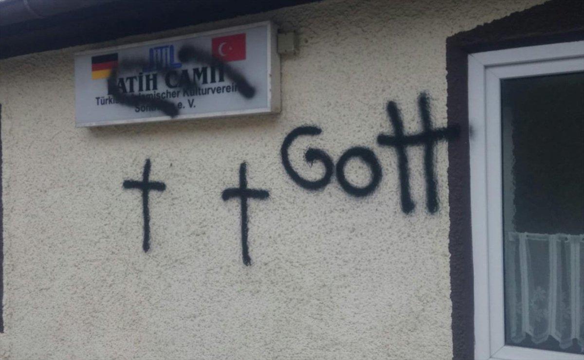 Almanya'da bir caminin duvarlarına haç çizildi