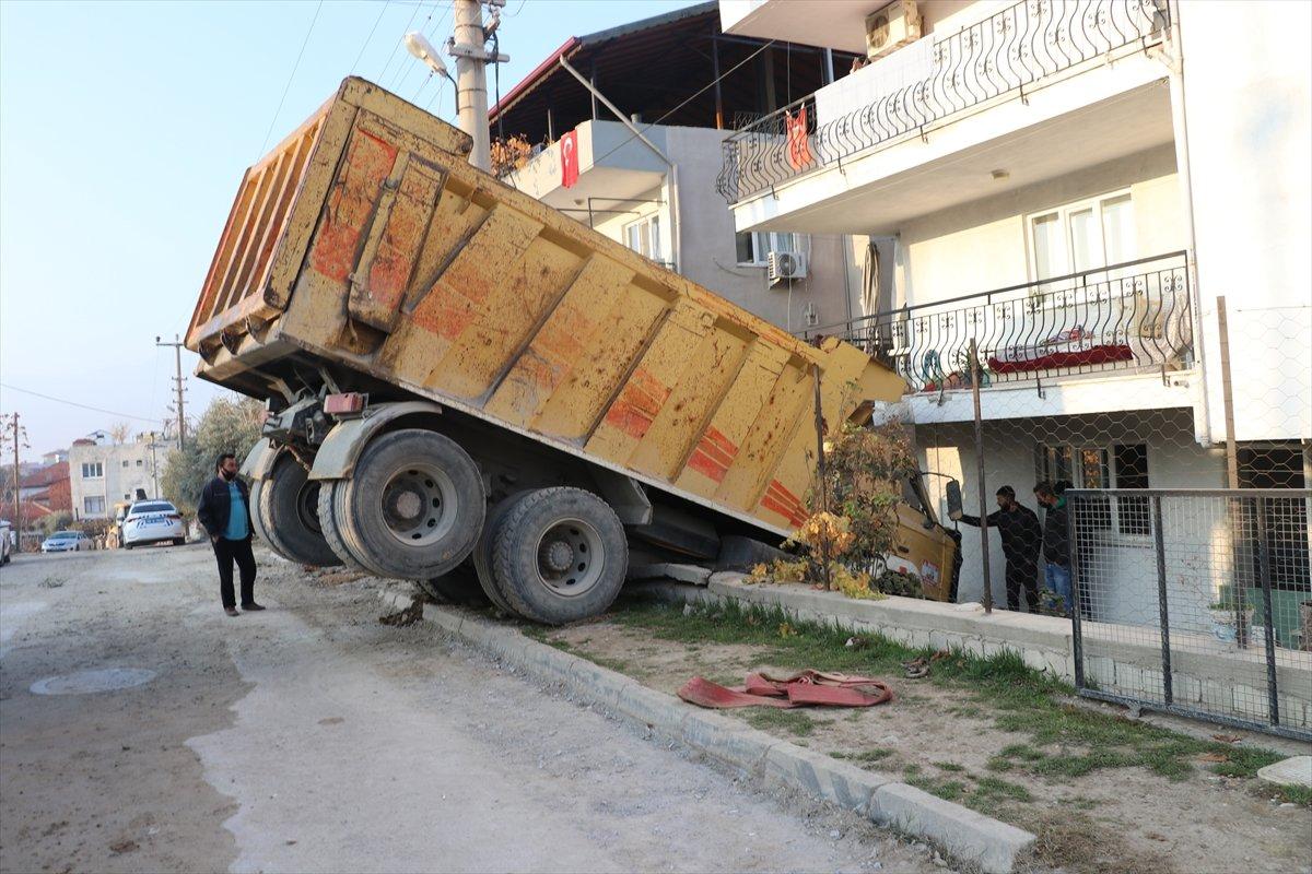 Denizli'de freni boşalan kamyon evin balkonuna çarptı