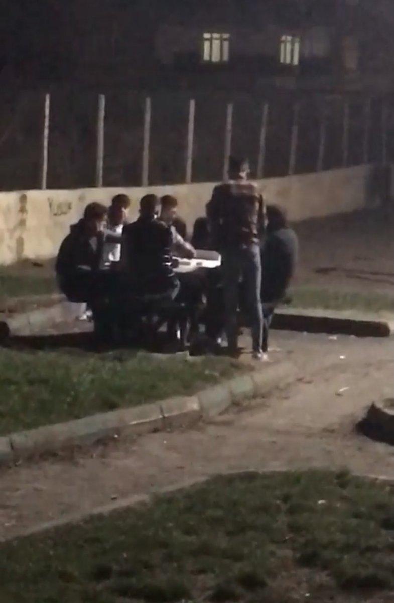 Bursa'da kısıtlama saatinde parkta okey pahalıya patladı