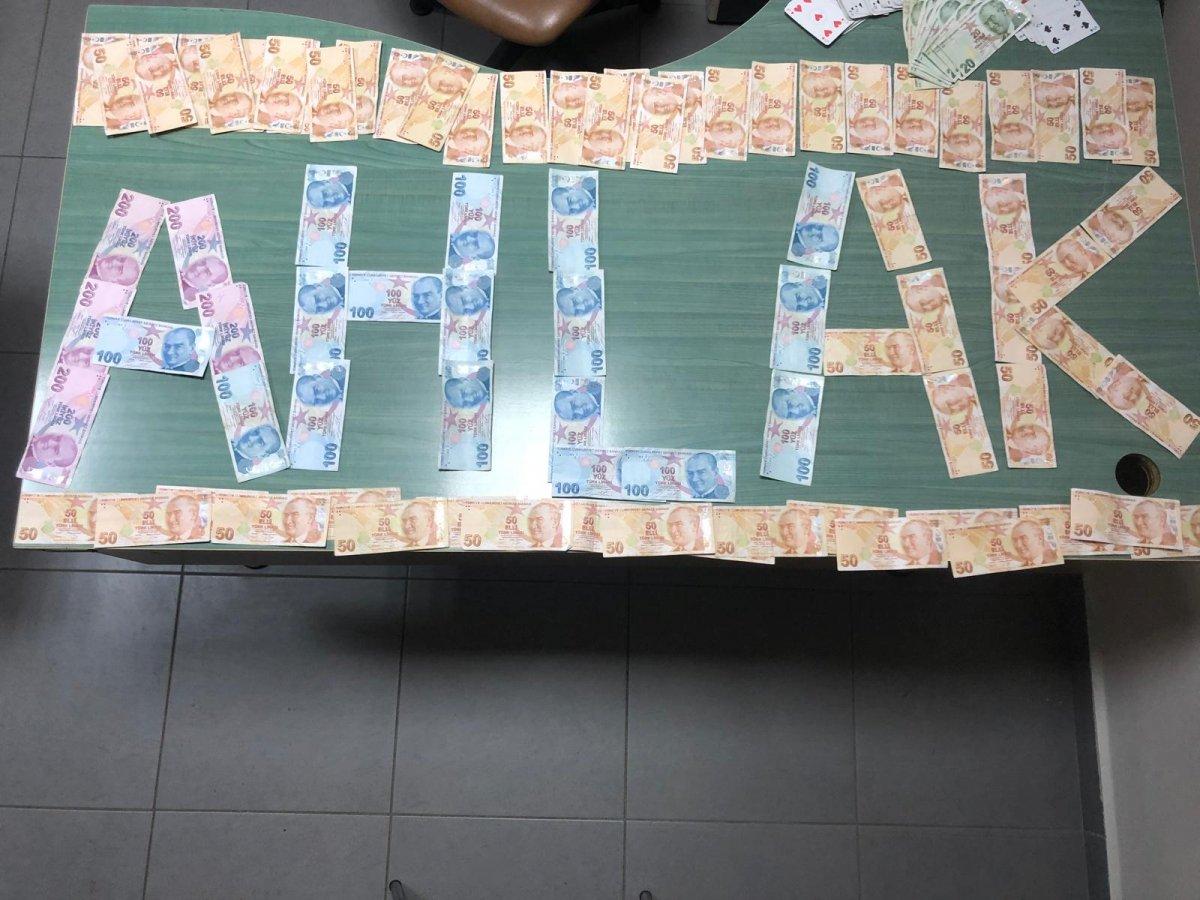 Düzce'de kamyonet kasasında kumar oynayanlara para cezası