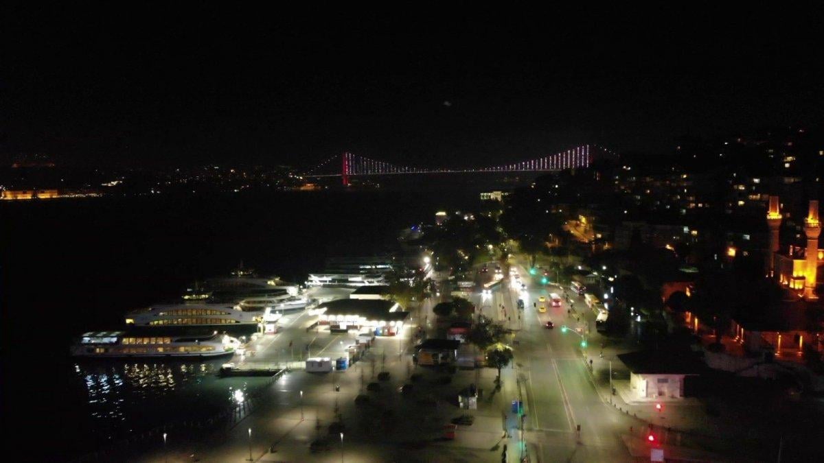 56 saatlik kısıtlamanın başlamasıyla Üsküdar Meydanı boş kaldı