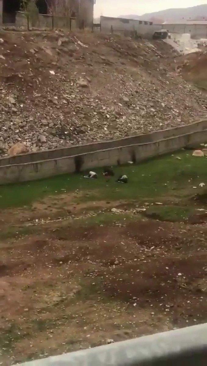 Siirt'te küçük çocuklar, boş arazide cemaatle namaz kıldı