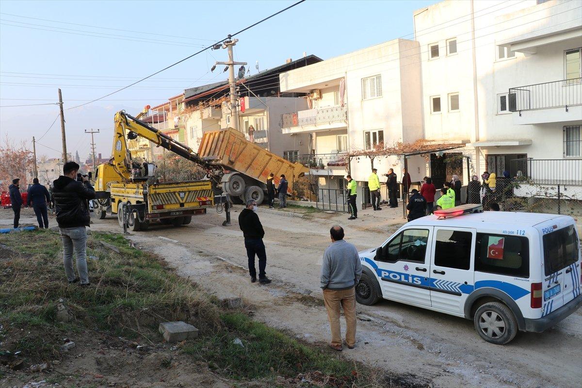 Denizli'de freni boşalan kamyon evin balkonuna çarptı