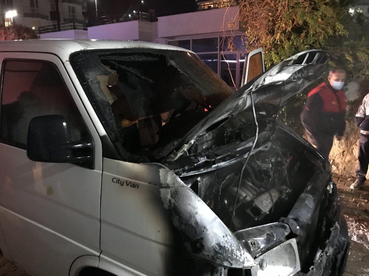 Aydın'da bir gün önce tamir ettirdiği aracı yandı