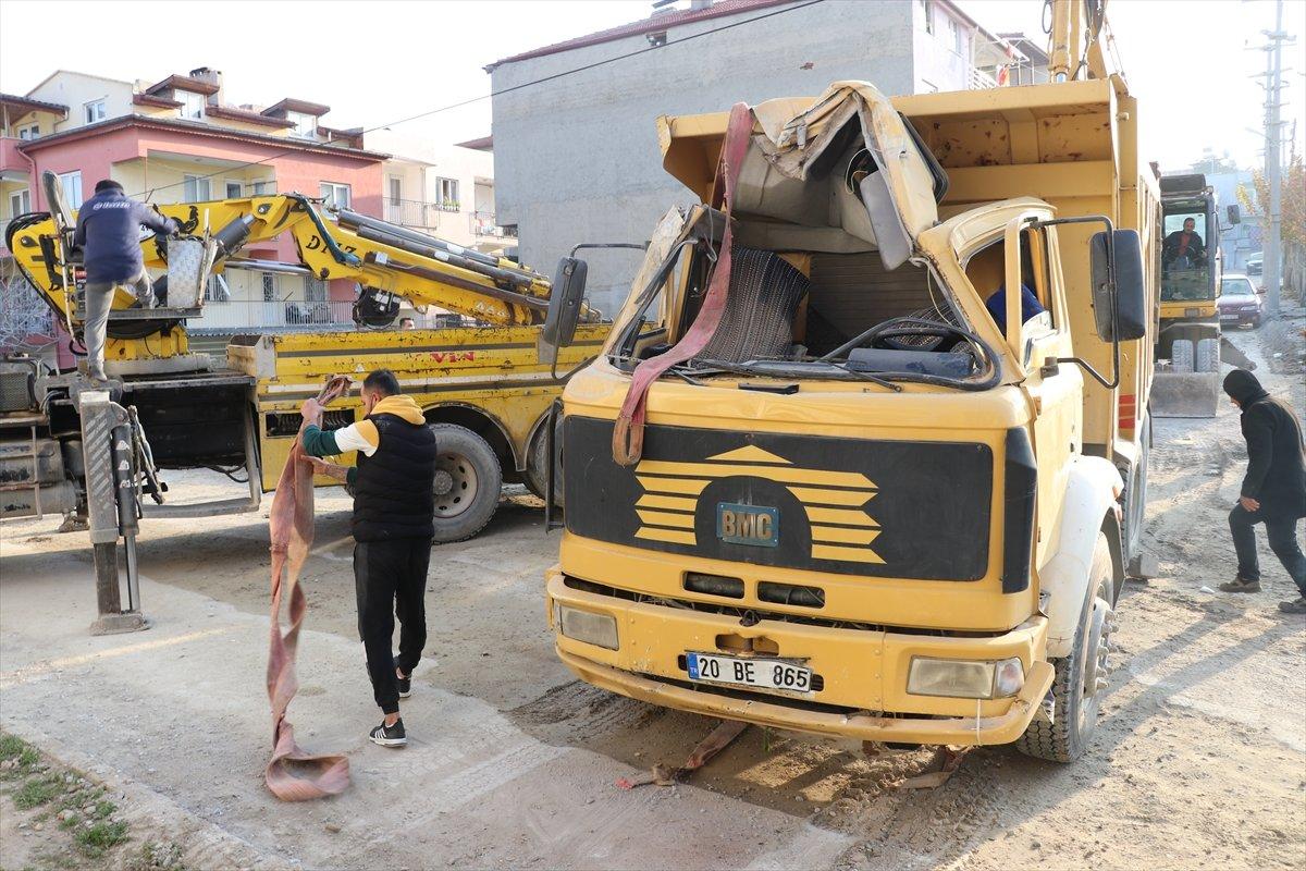 Denizli'de freni boşalan kamyon evin balkonuna çarptı