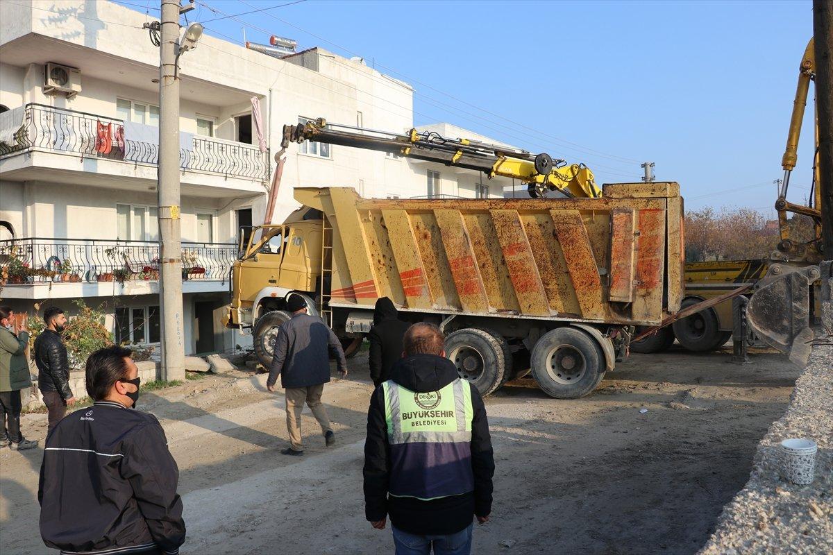 Denizli'de freni boşalan kamyon evin balkonuna çarptı