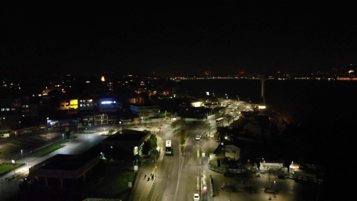 56 saatlik kısıtlamanın başlamasıyla Üsküdar Meydanı boş kaldı