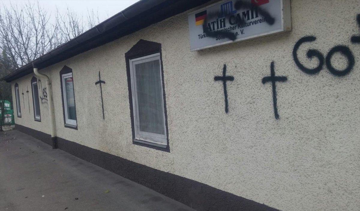Almanya'da bir caminin duvarlarına haç çizildi