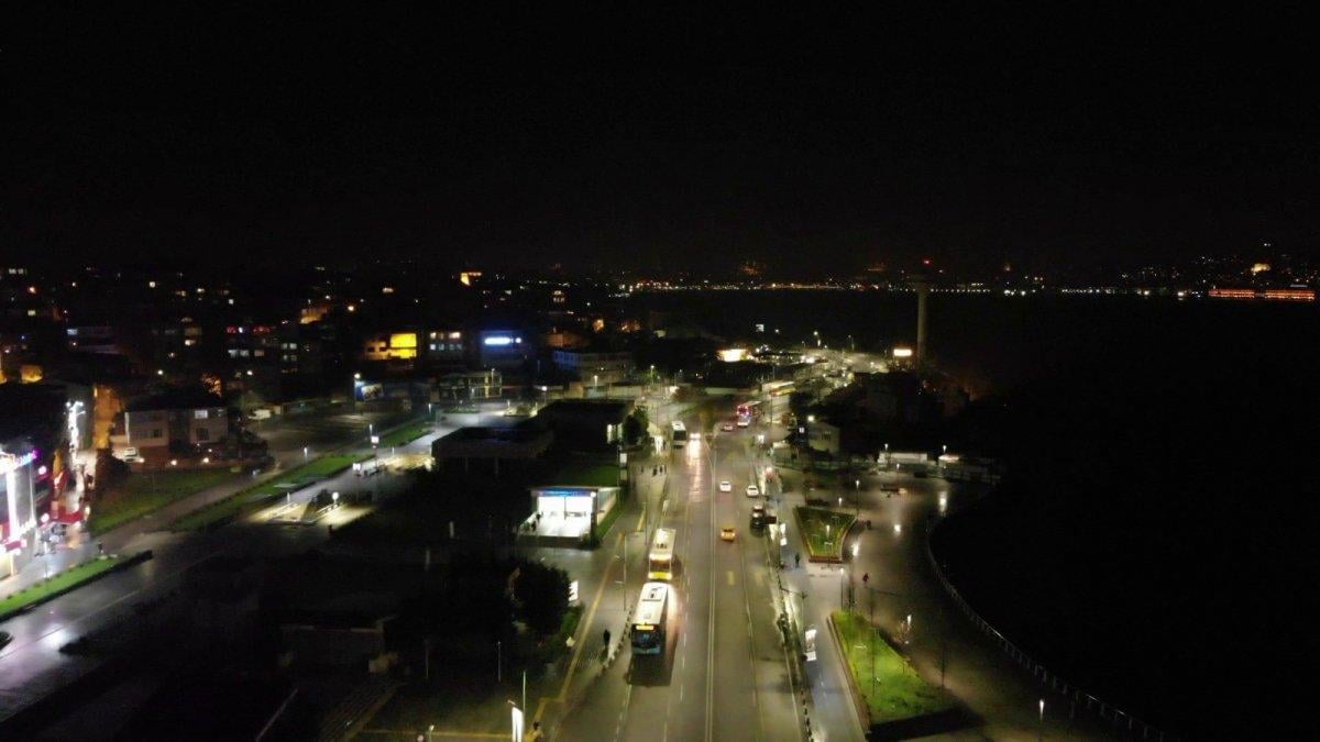 56 saatlik kısıtlamanın başlamasıyla Üsküdar Meydanı boş kaldı