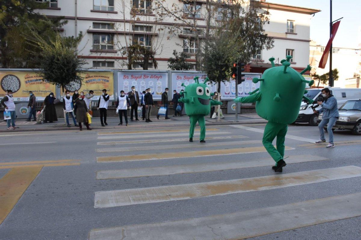 Malatya'da koronavirüs kostümüyle uyarı