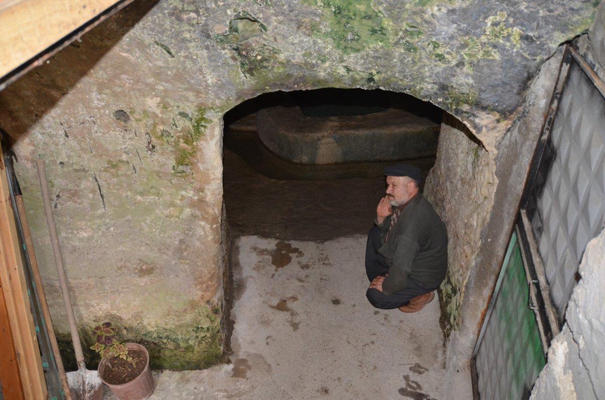 Mersin'de yaşlı adam 30 yıldır mağarada yaşıyor