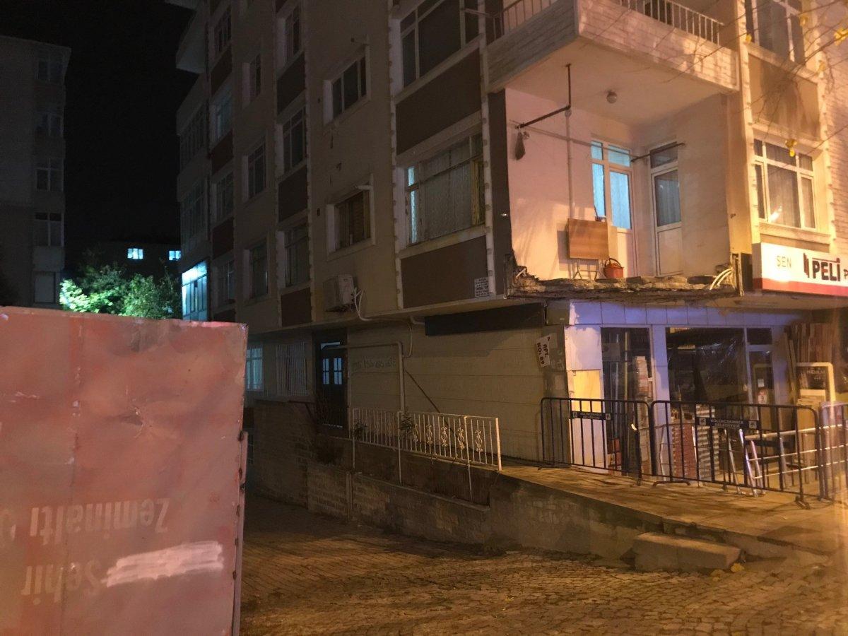 Küçükçekmece’de evin balkonu bir anda çöktü