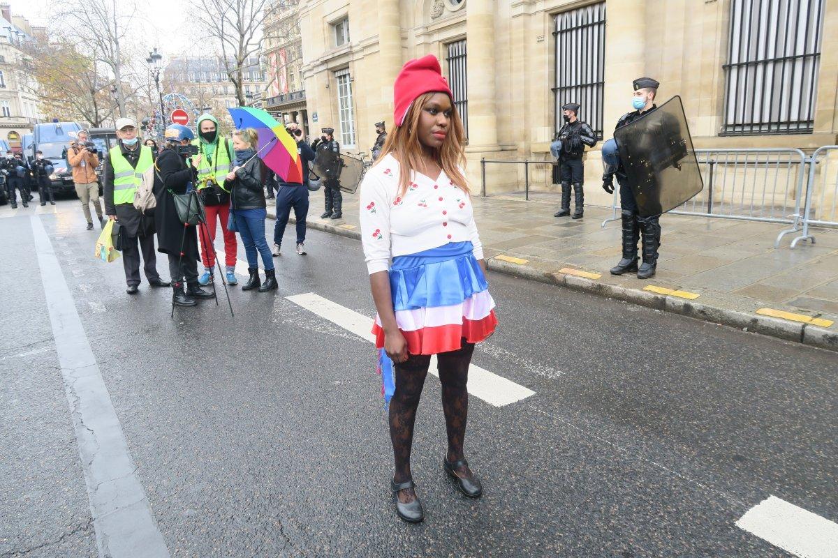Fransa’da protesto için toplanan göçmenlere Sarı Yelekliler'den destek