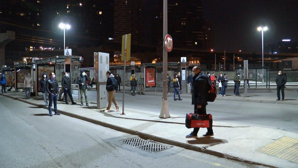 Kadıköy'de kısıtlamadan muaf olanlar uzun süre otobüs bekledi